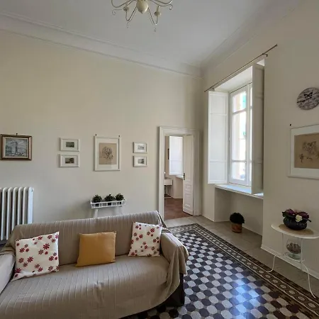 Via Veneto 5 *